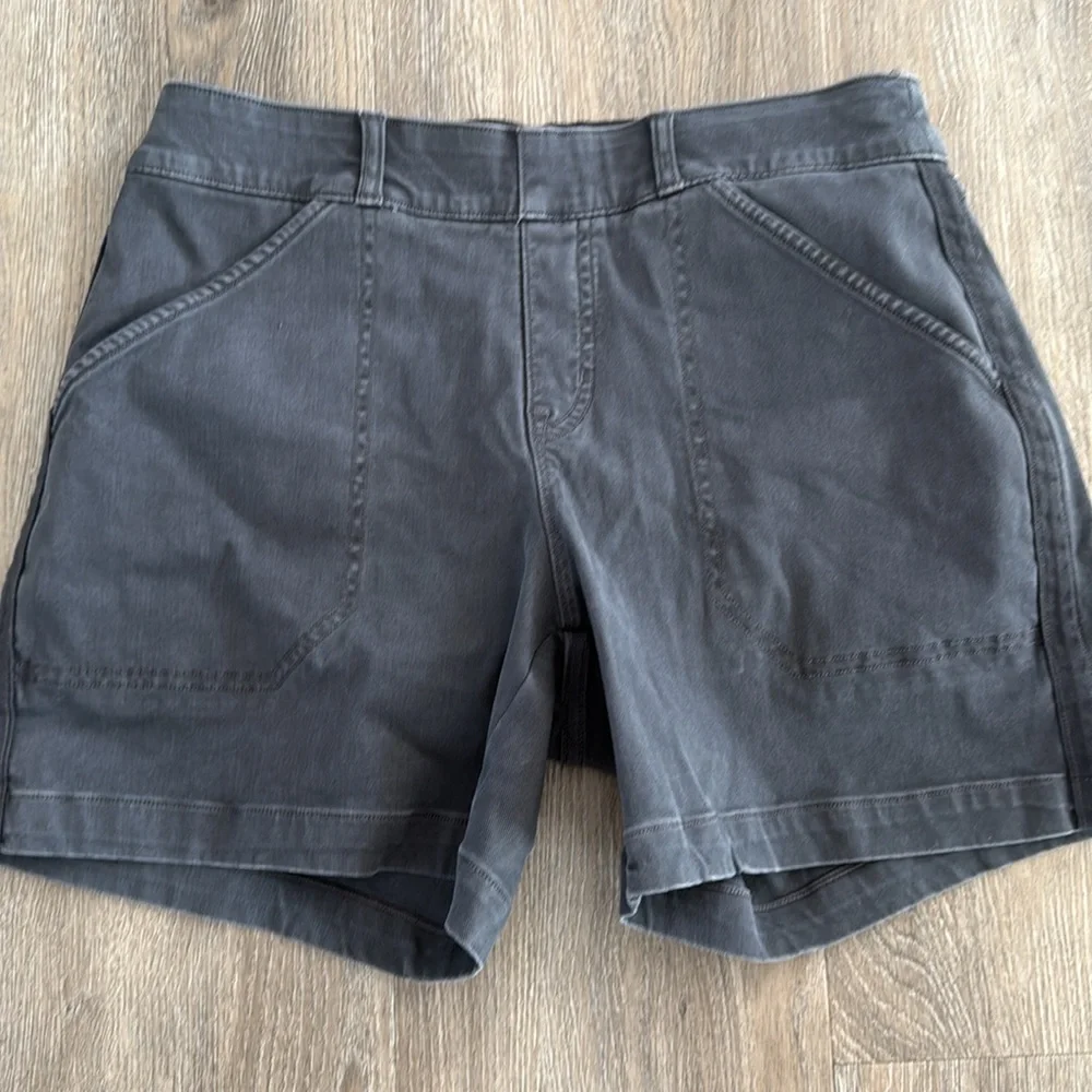 SPANX Twill 6” short - Picture 2 of 5